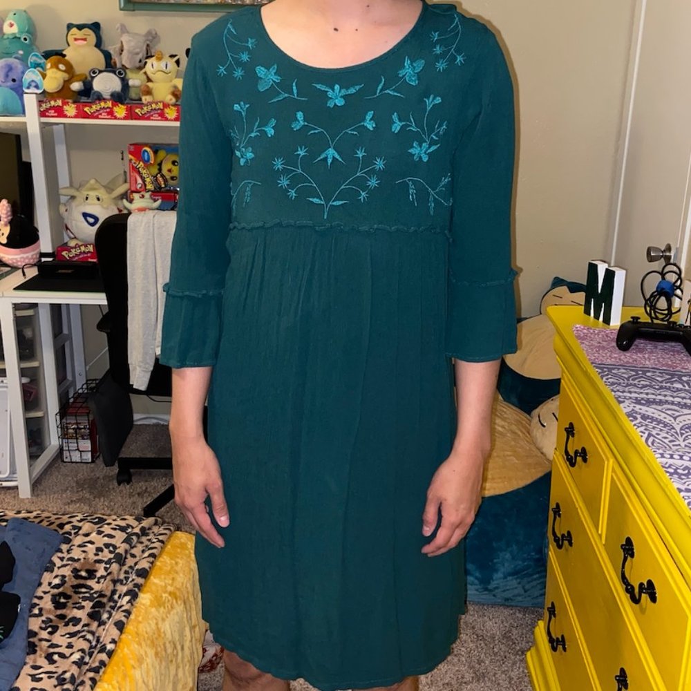 Dark Green Mid Length Dress with Chest Embroidery and Quarter Length Sleeves